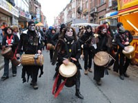 la troupe magic drums joue du djembe en rue