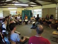 groupe de stagiaire qui joue au djembe